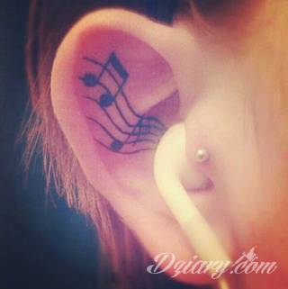 Tatuaże dla miłośników dźwięków w każdej postaci. Klucze wiolinowe, nuty w fantazyjnych kształtach, ale również słynne cytaty z najpopularniejszych utworów. Ciekawym wariantem są motywy słuchawek podkreślających związek z muzyką. 