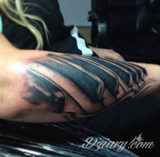 Tatuaże dla miłośników dźwięków w każdej postaci. Klucze wiolinowe, nuty w fantazyjnych kształtach, ale również słynne cytaty z najpopularniejszych utworów. Ciekawym wariantem są motywy słuchawek podkreślających związek z muzyką. 