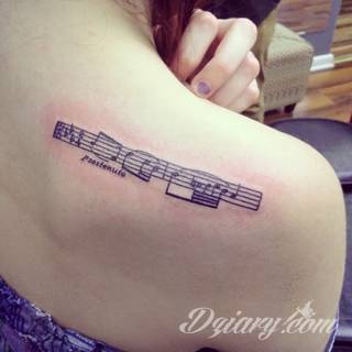 Tatuaże dla miłośników dźwięków w każdej postaci. Klucze wiolinowe, nuty w fantazyjnych kształtach, ale również słynne cytaty z najpopularniejszych utworów. Ciekawym wariantem są motywy słuchawek podkreślających związek z muzyką. 