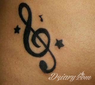 Tatuaże dla miłośników dźwięków w każdej postaci. Klucze wiolinowe, nuty w fantazyjnych kształtach, ale również słynne cytaty z najpopularniejszych utworów. Ciekawym wariantem są motywy słuchawek podkreślających związek z muzyką. 