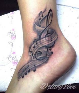 Tatuaże dla miłośników dźwięków w każdej postaci. Klucze wiolinowe, nuty w fantazyjnych kształtach, ale również słynne cytaty z najpopularniejszych utworów. Ciekawym wariantem są motywy słuchawek podkreślających związek z muzyką. 