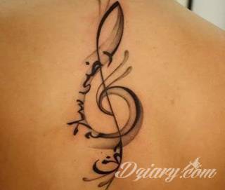 Tatuaże dla miłośników dźwięków w każdej postaci. Klucze wiolinowe, nuty w fantazyjnych kształtach, ale również słynne cytaty z najpopularniejszych utworów. Ciekawym wariantem są motywy słuchawek podkreślających związek z muzyką. 