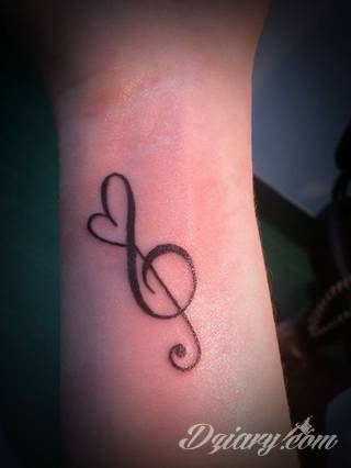 Tatuaże dla miłośników dźwięków w każdej postaci. Klucze wiolinowe, nuty w fantazyjnych kształtach, ale również słynne cytaty z najpopularniejszych utworów. Ciekawym wariantem są motywy słuchawek podkreślających związek z muzyką. 