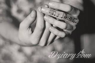 Tatuaże dla miłośników dźwięków w każdej postaci. Klucze wiolinowe, nuty w fantazyjnych kształtach, ale również słynne cytaty z najpopularniejszych utworów. Ciekawym wariantem są motywy słuchawek podkreślających związek z muzyką. 