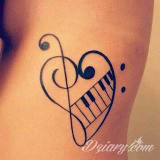 Tatuaże dla miłośników dźwięków w każdej postaci. Klucze wiolinowe, nuty w fantazyjnych kształtach, ale również słynne cytaty z najpopularniejszych utworów. Ciekawym wariantem są motywy słuchawek podkreślających związek z muzyką. 