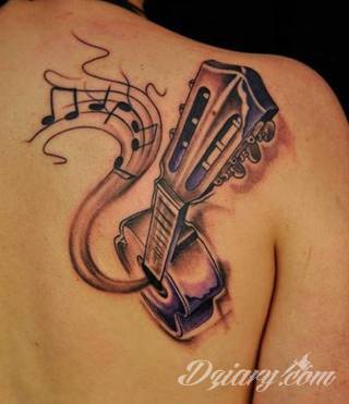 Tatuaże dla miłośników dźwięków w każdej postaci. Klucze wiolinowe, nuty w fantazyjnych kształtach, ale również słynne cytaty z najpopularniejszych utworów. Ciekawym wariantem są motywy słuchawek podkreślających związek z muzyką. 