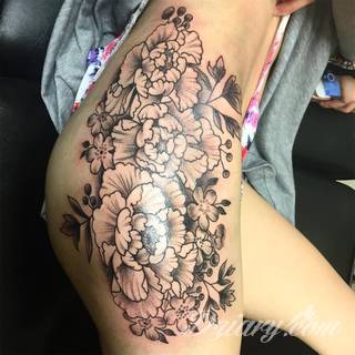 Tatuaże na biodrze idealne dla podkreślenia smukłości zgrabnego ciała. Mają charakter intymny, ale mogą dyskretnie wychodzić poza ten fragment skóry niewątpliwie kusząc wzrok. Doskonałe wzory dla pewnych siebie kobiet.