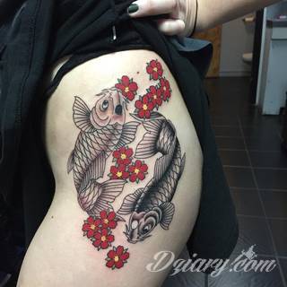 Tatuaże na biodrze idealne dla podkreślenia smukłości zgrabnego ciała. Mają charakter intymny, ale mogą dyskretnie wychodzić poza ten fragment skóry niewątpliwie kusząc wzrok. Doskonałe wzory dla pewnych siebie kobiet.