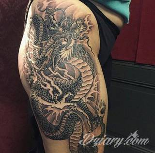 Tatuaże na biodrze idealne dla podkreślenia smukłości zgrabnego ciała. Mają charakter intymny, ale mogą dyskretnie wychodzić poza ten fragment skóry niewątpliwie kusząc wzrok. Doskonałe wzory dla pewnych siebie kobiet.