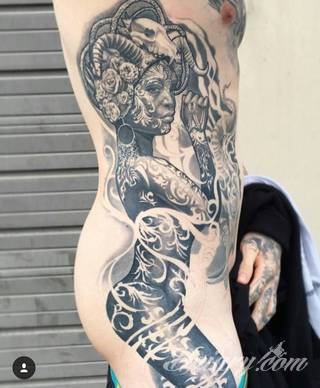 Tatuaże na biodrze idealne dla podkreślenia smukłości zgrabnego ciała. Mają charakter intymny, ale mogą dyskretnie wychodzić poza ten fragment skóry niewątpliwie kusząc wzrok. Doskonałe wzory dla pewnych siebie kobiet.