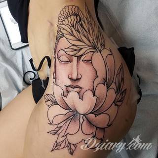 Tatuaże na biodrze idealne dla podkreślenia smukłości zgrabnego ciała. Mają charakter intymny, ale mogą dyskretnie wychodzić poza ten fragment skóry niewątpliwie kusząc wzrok. Doskonałe wzory dla pewnych siebie kobiet.