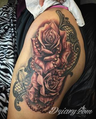 Tatuaże na biodrze idealne dla podkreślenia smukłości zgrabnego ciała. Mają charakter intymny, ale mogą dyskretnie wychodzić poza ten fragment skóry niewątpliwie kusząc wzrok. Doskonałe wzory dla pewnych siebie kobiet.