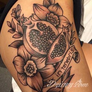 Tatuaże na biodrze idealne dla podkreślenia smukłości zgrabnego ciała. Mają charakter intymny, ale mogą dyskretnie wychodzić poza ten fragment skóry niewątpliwie kusząc wzrok. Doskonałe wzory dla pewnych siebie kobiet.