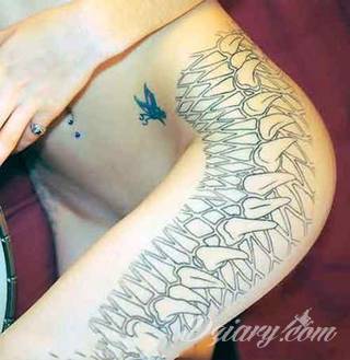 Tatuaże na biodrze idealne dla podkreślenia smukłości zgrabnego ciała. Mają charakter intymny, ale mogą dyskretnie wychodzić poza ten fragment skóry niewątpliwie kusząc wzrok. Doskonałe wzory dla pewnych siebie kobiet.