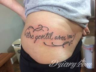 Tatuaże na biodrze idealne dla podkreślenia smukłości zgrabnego ciała. Mają charakter intymny, ale mogą dyskretnie wychodzić poza ten fragment skóry niewątpliwie kusząc wzrok. Doskonałe wzory dla pewnych siebie kobiet.