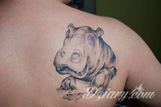 Tatuaże na biodrze idealne dla podkreślenia smukłości zgrabnego ciała. Mają charakter intymny, ale mogą dyskretnie wychodzić poza ten fragment skóry niewątpliwie kusząc wzrok. Doskonałe wzory dla pewnych siebie kobiet.