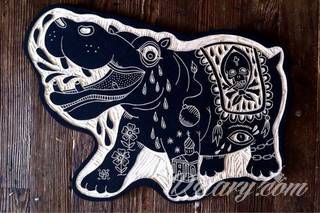 Tatuaże na biodrze idealne dla podkreślenia smukłości zgrabnego ciała. Mają charakter intymny, ale mogą dyskretnie wychodzić poza ten fragment skóry niewątpliwie kusząc wzrok. Doskonałe wzory dla pewnych siebie kobiet.