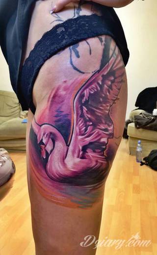 Tatuaże na biodrze idealne dla podkreślenia smukłości zgrabnego ciała. Mają charakter intymny, ale mogą dyskretnie wychodzić poza ten fragment skóry niewątpliwie kusząc wzrok. Doskonałe wzory dla pewnych siebie kobiet.