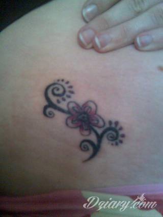 Tatuaże na biodrze idealne dla podkreślenia smukłości zgrabnego ciała. Mają charakter intymny, ale mogą dyskretnie wychodzić poza ten fragment skóry niewątpliwie kusząc wzrok. Doskonałe wzory dla pewnych siebie kobiet.