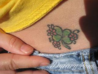 Tatuaże na biodrze idealne dla podkreślenia smukłości zgrabnego ciała. Mają charakter intymny, ale mogą dyskretnie wychodzić poza ten fragment skóry niewątpliwie kusząc wzrok. Doskonałe wzory dla pewnych siebie kobiet.