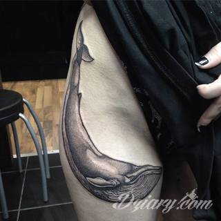 Tatuaże na biodrze idealne dla podkreślenia smukłości zgrabnego ciała. Mają charakter intymny, ale mogą dyskretnie wychodzić poza ten fragment skóry niewątpliwie kusząc wzrok. Doskonałe wzory dla pewnych siebie kobiet.