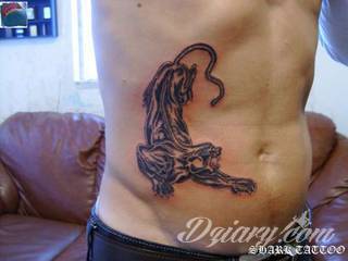 Tatuaże na brzuchu to ogromne możliwości ekspresji własnego ja; grafiki dopasowane do konkretnego kształtu - naturalistyczne obrazy jak i fantazje związane z tajemniczym ludzkim wnętrzem. 