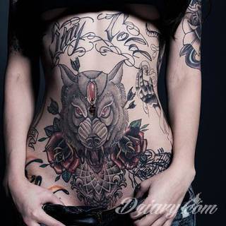 Tatuaże na brzuchu to ogromne możliwości ekspresji własnego ja; grafiki dopasowane do konkretnego kształtu - naturalistyczne obrazy jak i fantazje związane z tajemniczym ludzkim wnętrzem. 