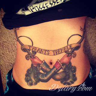 Tatuaże na brzuchu to ogromne możliwości ekspresji własnego ja; grafiki dopasowane do konkretnego kształtu - naturalistyczne obrazy jak i fantazje związane z tajemniczym ludzkim wnętrzem. 