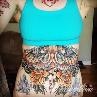 Tatuaże na brzuchu to ogromne możliwości ekspresji własnego ja; grafiki dopasowane do konkretnego kształtu - naturalistyczne obrazy jak i fantazje związane z tajemniczym ludzkim wnętrzem. 