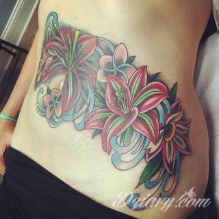 Tatuaże na brzuchu to ogromne możliwości ekspresji własnego ja; grafiki dopasowane do konkretnego kształtu - naturalistyczne obrazy jak i fantazje związane z tajemniczym ludzkim wnętrzem. 