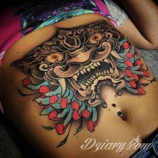 Tatuaże na brzuchu to ogromne możliwości ekspresji własnego ja; grafiki dopasowane do konkretnego kształtu - naturalistyczne obrazy jak i fantazje związane z tajemniczym ludzkim wnętrzem. 