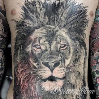 Tatuaże na brzuchu to ogromne możliwości ekspresji własnego ja; grafiki dopasowane do konkretnego kształtu - naturalistyczne obrazy jak i fantazje związane z tajemniczym ludzkim wnętrzem. 