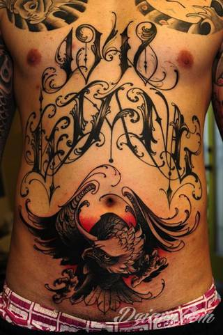 Tatuaże na brzuchu to ogromne możliwości ekspresji własnego ja; grafiki dopasowane do konkretnego kształtu - naturalistyczne obrazy jak i fantazje związane z tajemniczym ludzkim wnętrzem. 