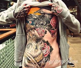 Tatuaże na brzuchu to ogromne możliwości ekspresji własnego ja; grafiki dopasowane do konkretnego kształtu - naturalistyczne obrazy jak i fantazje związane z tajemniczym ludzkim wnętrzem. 