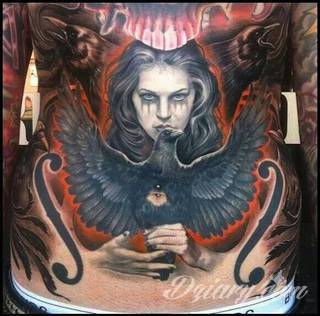 Tatuaże na brzuchu to ogromne możliwości ekspresji własnego ja; grafiki dopasowane do konkretnego kształtu - naturalistyczne obrazy jak i fantazje związane z tajemniczym ludzkim wnętrzem. 