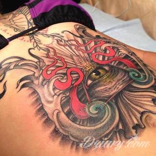 Tatuaże na brzuchu to ogromne możliwości ekspresji własnego ja; grafiki dopasowane do konkretnego kształtu - naturalistyczne obrazy jak i fantazje związane z tajemniczym ludzkim wnętrzem. 