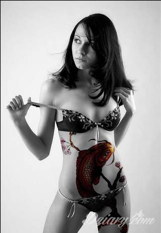 Tatuaże na brzuchu to ogromne możliwości ekspresji własnego ja; grafiki dopasowane do konkretnego kształtu - naturalistyczne obrazy jak i fantazje związane z tajemniczym ludzkim wnętrzem. 