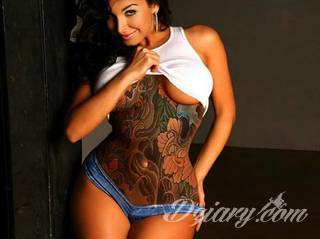 Tatuaże na brzuchu to ogromne możliwości ekspresji własnego ja; grafiki dopasowane do konkretnego kształtu - naturalistyczne obrazy jak i fantazje związane z tajemniczym ludzkim wnętrzem. 