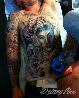 Tatuaże na brzuchu to ogromne możliwości ekspresji własnego ja; grafiki dopasowane do konkretnego kształtu - naturalistyczne obrazy jak i fantazje związane z tajemniczym ludzkim wnętrzem. 