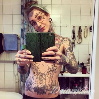 Tatuaże na brzuchu to ogromne możliwości ekspresji własnego ja; grafiki dopasowane do konkretnego kształtu - naturalistyczne obrazy jak i fantazje związane z tajemniczym ludzkim wnętrzem. 