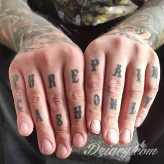 Niewielkie tatuaże na ręce. Formaty skromne i pozbawione akcentów kolorystycznych oraz rozbudowane kształty grafik, które zajmują duże fragmenty dłoni i wykorzystują palce jako np. fragmenty obrazu. 