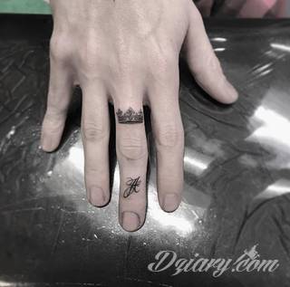 Niewielkie tatuaże na ręce. Formaty skromne i pozbawione akcentów kolorystycznych oraz rozbudowane kształty grafik, które zajmują duże fragmenty dłoni i wykorzystują palce jako np. fragmenty obrazu. 