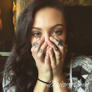 Niewielkie tatuaże na ręce. Formaty skromne i pozbawione akcentów kolorystycznych oraz rozbudowane kształty grafik, które zajmują duże fragmenty dłoni i wykorzystują palce jako np. fragmenty obrazu. 