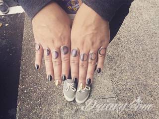 Niewielkie tatuaże na ręce. Formaty skromne i pozbawione akcentów kolorystycznych oraz rozbudowane kształty grafik, które zajmują duże fragmenty dłoni i wykorzystują palce jako np. fragmenty obrazu. 