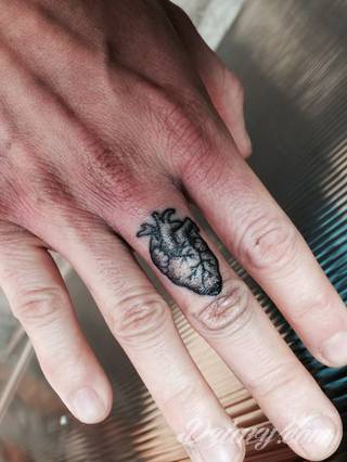 Niewielkie tatuaże na ręce. Formaty skromne i pozbawione akcentów kolorystycznych oraz rozbudowane kształty grafik, które zajmują duże fragmenty dłoni i wykorzystują palce jako np. fragmenty obrazu. 