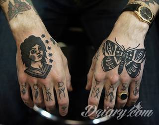 Niewielkie tatuaże na ręce. Formaty skromne i pozbawione akcentów kolorystycznych oraz rozbudowane kształty grafik, które zajmują duże fragmenty dłoni i wykorzystują palce jako np. fragmenty obrazu. 