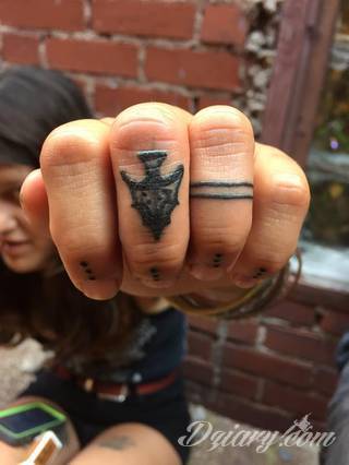 Niewielkie tatuaże na ręce. Formaty skromne i pozbawione akcentów kolorystycznych oraz rozbudowane kształty grafik, które zajmują duże fragmenty dłoni i wykorzystują palce jako np. fragmenty obrazu. 