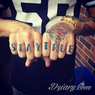 Niewielkie tatuaże na ręce. Formaty skromne i pozbawione akcentów kolorystycznych oraz rozbudowane kształty grafik, które zajmują duże fragmenty dłoni i wykorzystują palce jako np. fragmenty obrazu. 