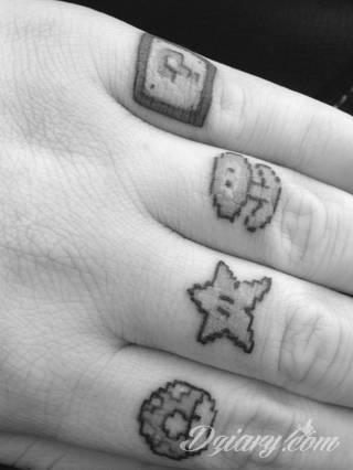 Niewielkie tatuaże na ręce. Formaty skromne i pozbawione akcentów kolorystycznych oraz rozbudowane kształty grafik, które zajmują duże fragmenty dłoni i wykorzystują palce jako np. fragmenty obrazu. 