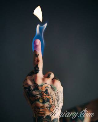 Niewielkie tatuaże na ręce. Formaty skromne i pozbawione akcentów kolorystycznych oraz rozbudowane kształty grafik, które zajmują duże fragmenty dłoni i wykorzystują palce jako np. fragmenty obrazu. 